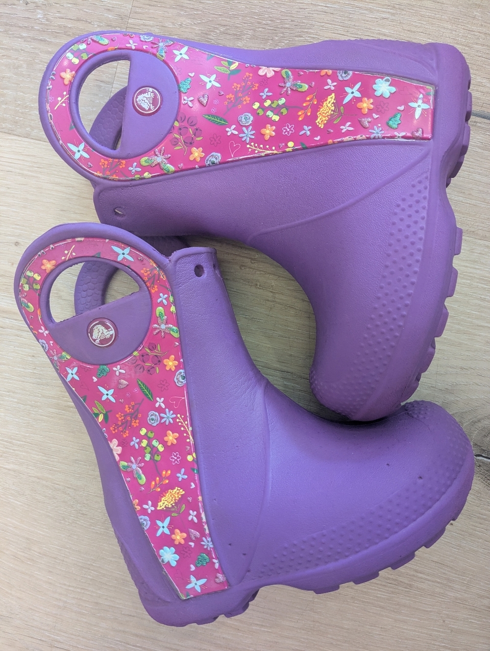 🐊 CROCS Girl's Purple Floral Rain Boots; Size: C 7 (Toddler)